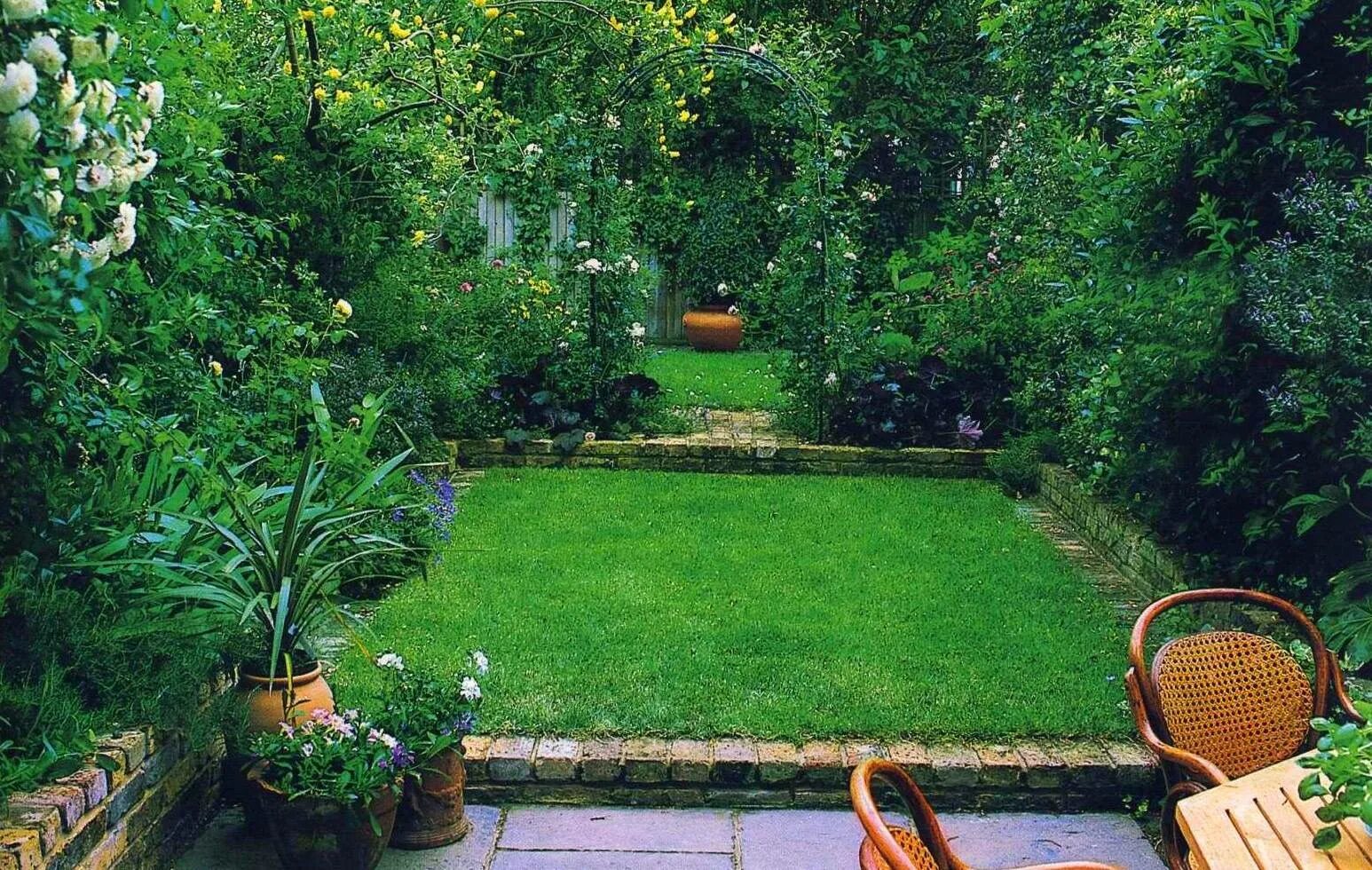 Зеленая дача участки. Зеленый уголок в саду. Сад на дачном участке. Дизайн садового участка. Зеленые комнаты в саду.