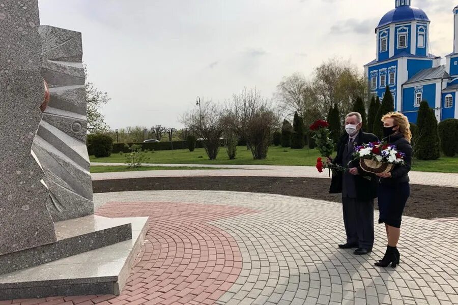 Вдовы чаэс. День памяти Чернобыльской катастрофы в Тамбове. Ликвидаторы аварии на ЧАЭС С Тамбовской области. Возложение цветов в годовщину Чернобыльской. Губернатор Тамбовской области на памяти Чернобыля.