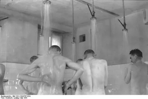 Bundesarchiv Bild 101I-134-0767-02A, Polen, Ghetto Warschau, Duschen.jpg.