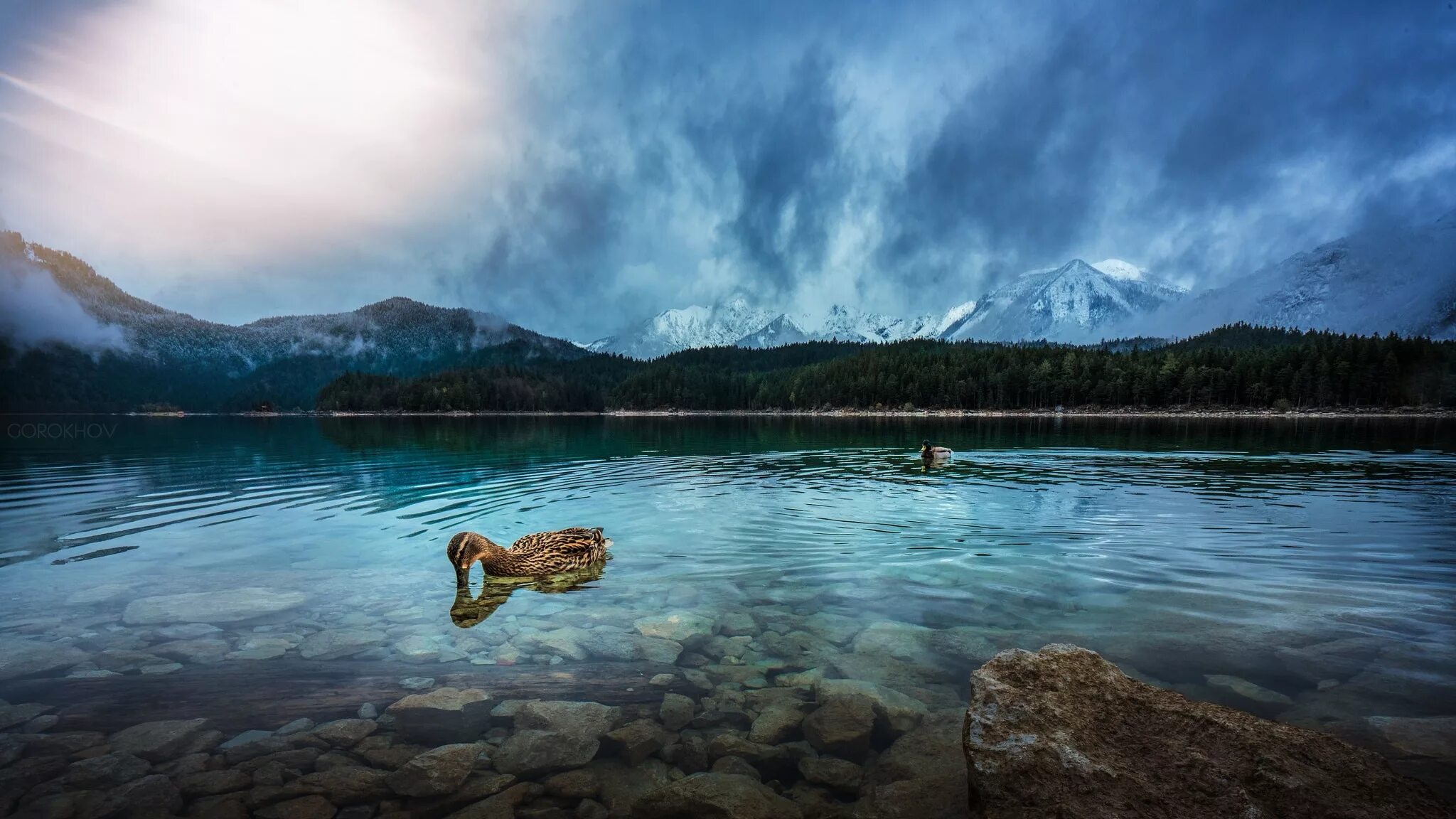 Кристально чистое озеро. Чистое озеро. Горы и вода. Фон горы вода. Кристальное озеро.