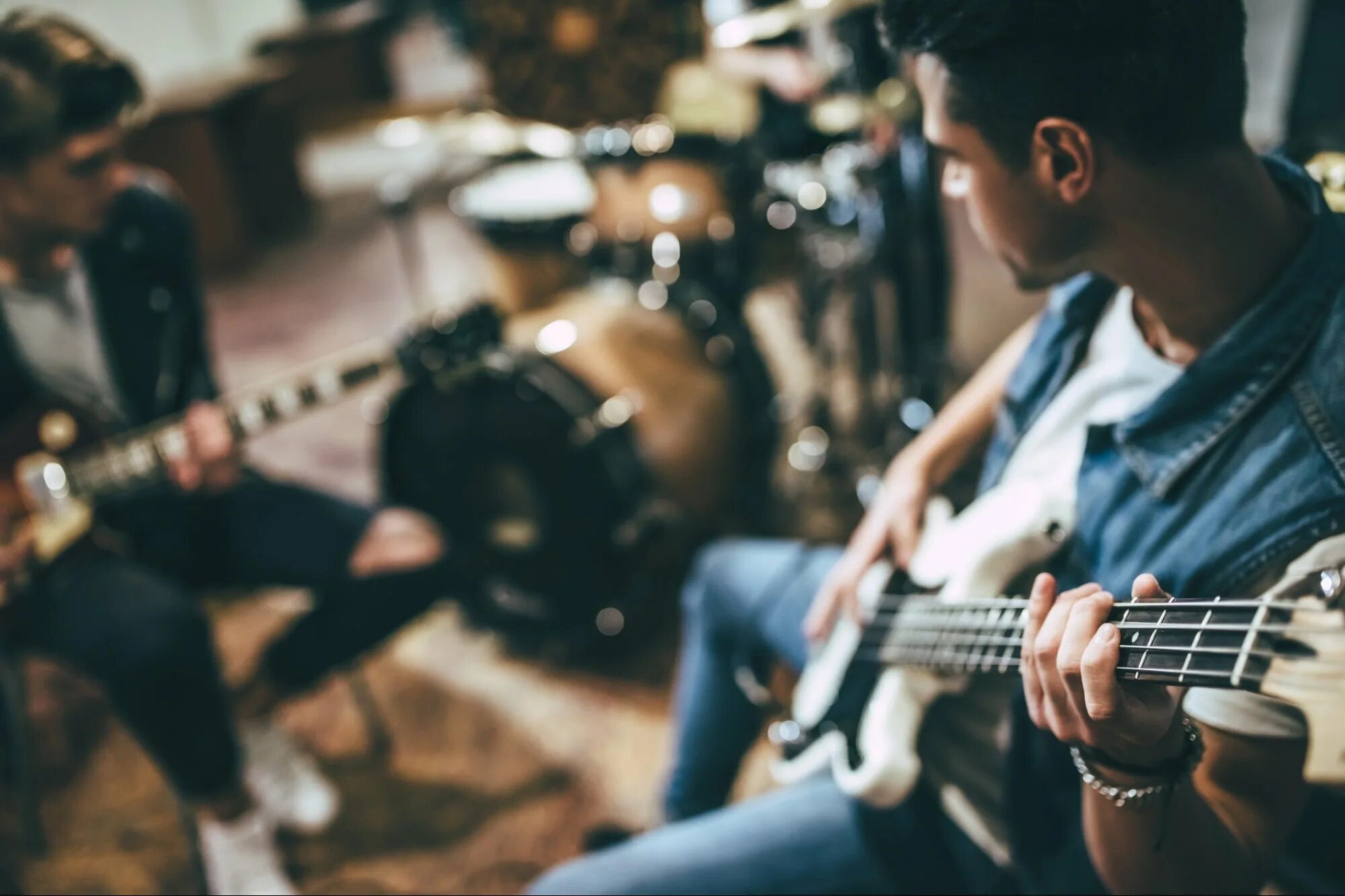 Nearest music. Playing in a band. обложка группы музыкант с лампочками на костюме. music consultant.