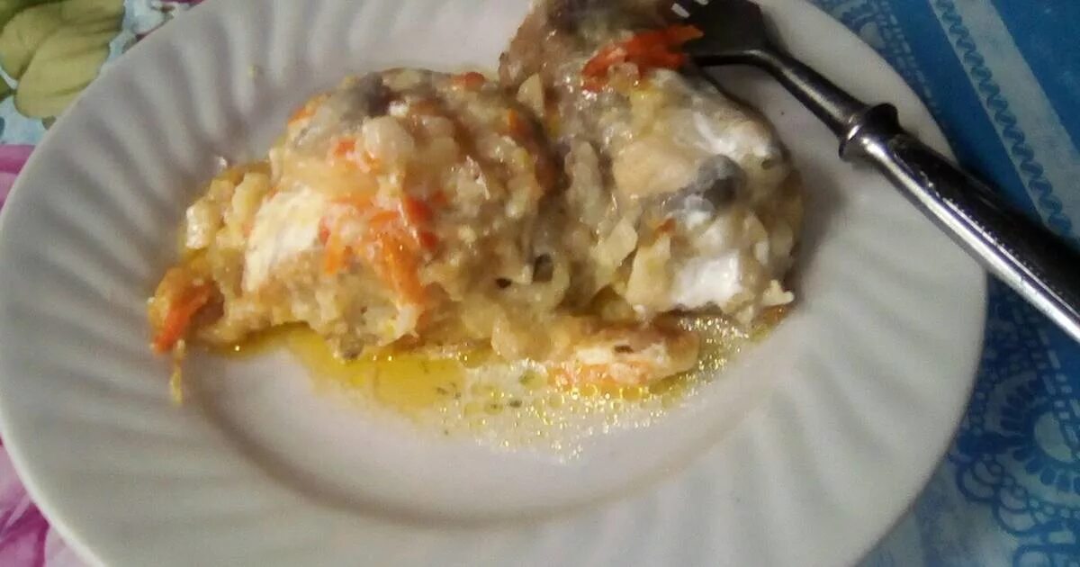 Минтай тушеный. Минтай тушеный с овощами. Минтай в сметане с луком и морковью. Минтай тушеный в сметане с луком. Минтай с морковью и луком.