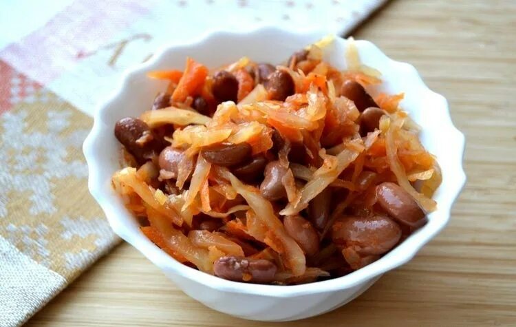 Тушеная капуста с соусом. Тушеная кислая капуста. Белокочанная капуста тушеная. Капуста тушеная консервы. Капуста тушеная консервы.