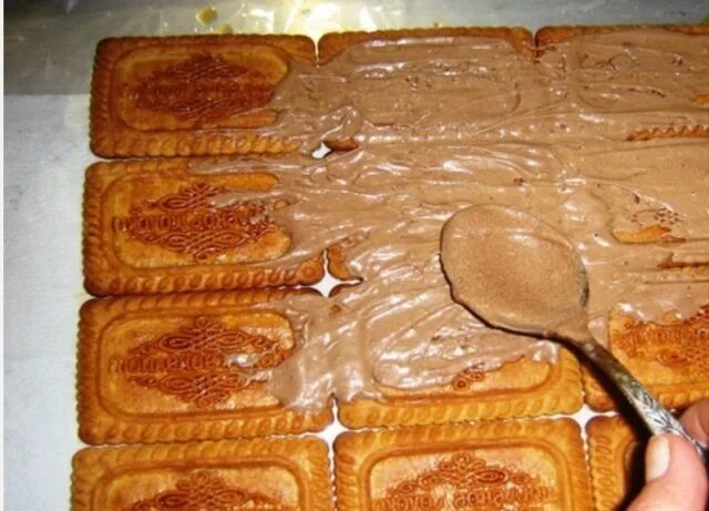 Торт из печенья без выпечки со сгущенкой. Торт с печеньем без выпечки. Рецептура печенья юбилейное. Выпечка из печенья юбилейное. Выпечка из печенья юбилейное.