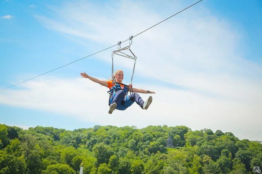 Зиплайн что это такое. Троллей Zipline. Зиплайн тарзанка. Зиплайн спуск. Канатная дорога зиплайн.