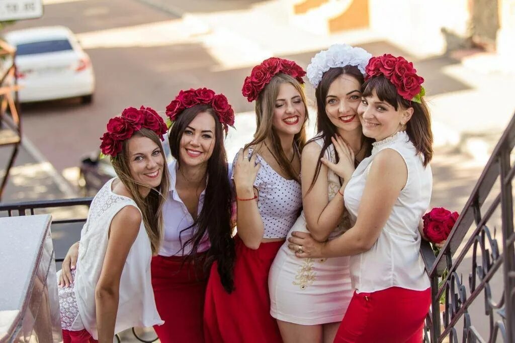 Вечеринка девочек. Вечеринки молодых девушек. Тематическая вечеринка на день рождения. Вечеринка со стриптизером. Девушка в окружении мужчин.