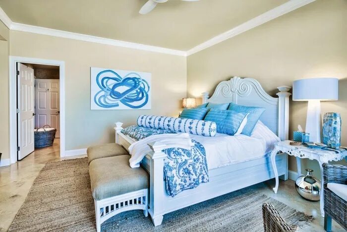 Выполнен в голубом цвете голубой. Спальня в греческом стиле бело-голубая. Спальня в бело синем цвете греческий стиль. Комната в греческом бело голубом стиле. Греческий стиль в интерьере голубой.