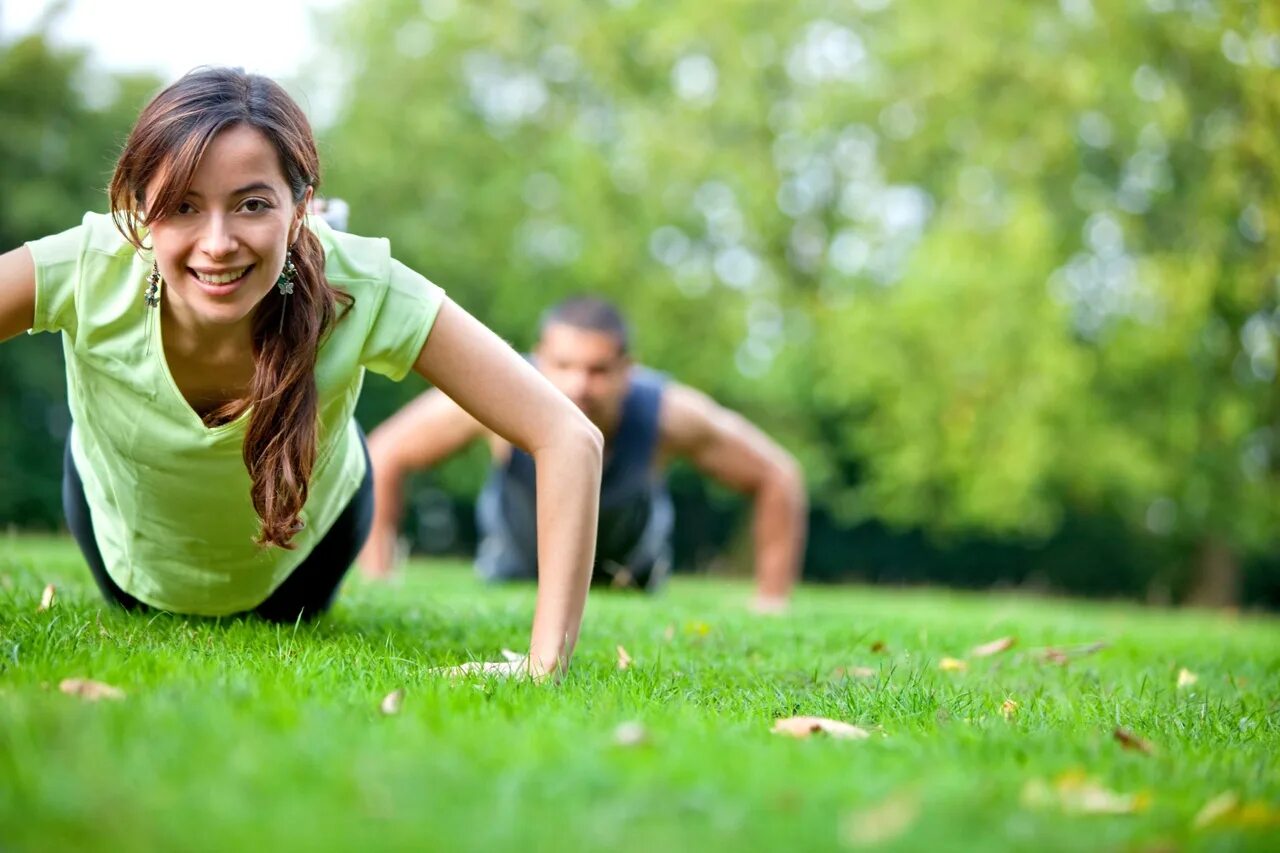 Are you good at sport. Занятие спортом на природе. Занятия спортом на свежем воздухе. Фитнес на природе. Зарядка на свежем воздухе.