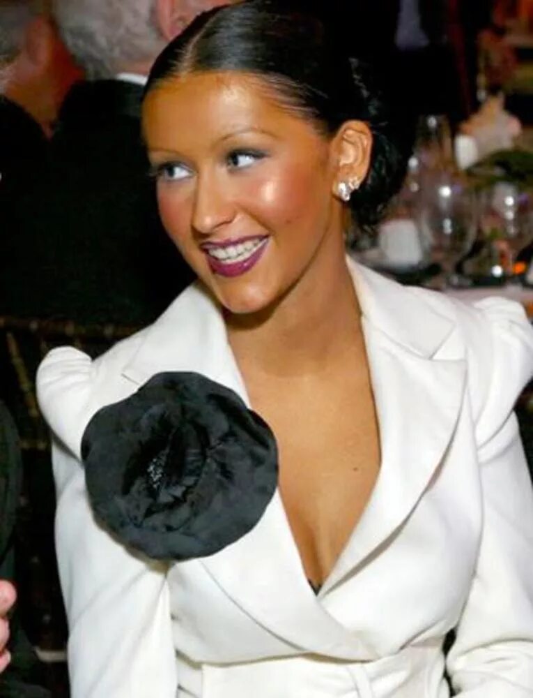 Загорелые звезды. Zivert загоревшая. Мишель киган фигура. Модель эмануэла де паула. Смуглая девушка в купальнике.