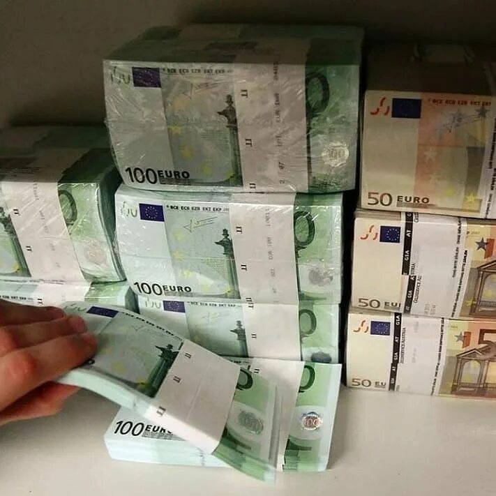 3 000 евро. Деньги евро. Пачки денег евро. Куча денег евро. Деньги в банковской упаковке.