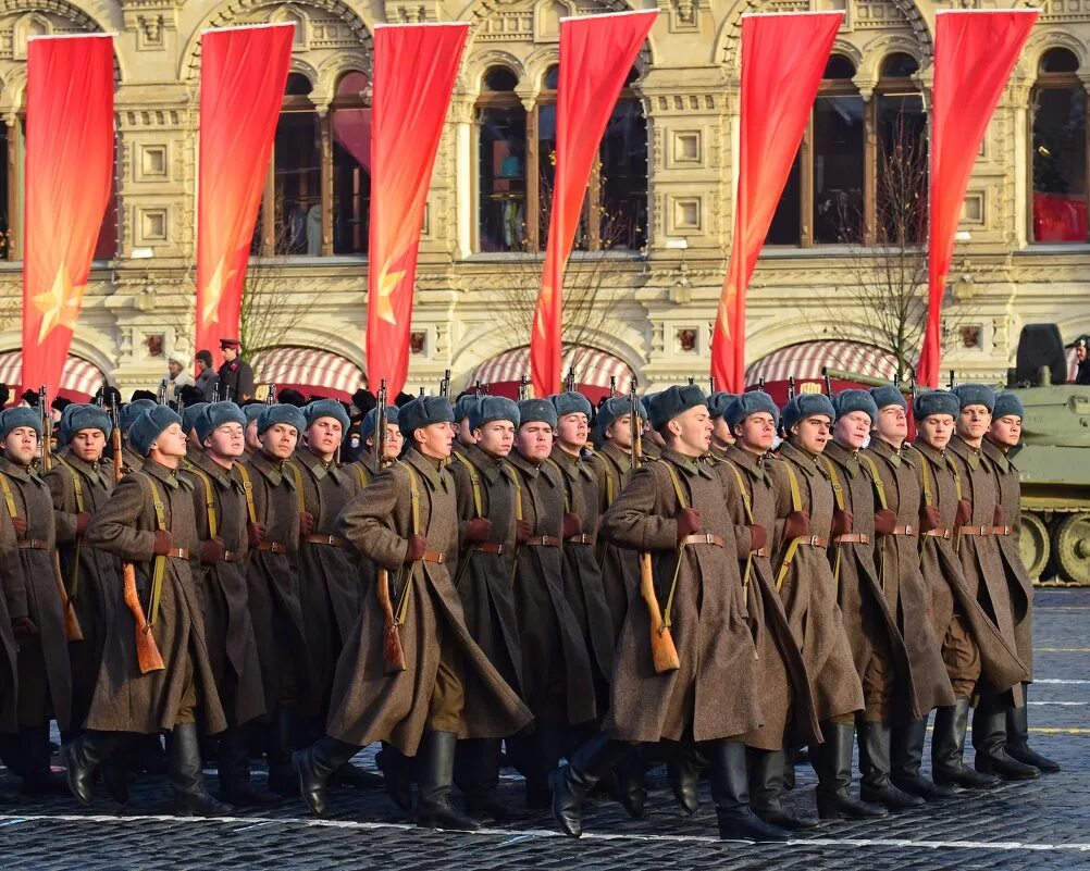 торжественный марш. торжественный марш какое лицо. военный парад 9 мая на дворцовой площади. маршируют на красной площади. парад 7 ноября 1988.