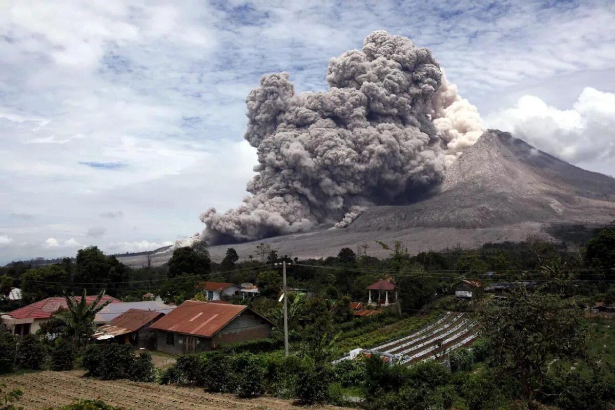 Последствия вулкана. Вулкан Синабунг в Индонезии. Извержение вулкана Тамбора. Вулкан Синабунг извержение. Синабунг 2022.