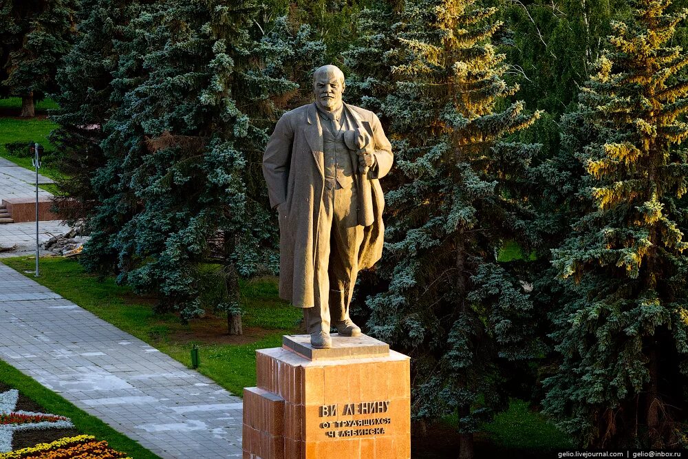 Уралов ленин. Памятник Ленину Челябинск. Ленин на площади революции Челябинск. Памятник Ленина Челябинск площадь. Памятник Ленину Челябинск памятники Челябинска.