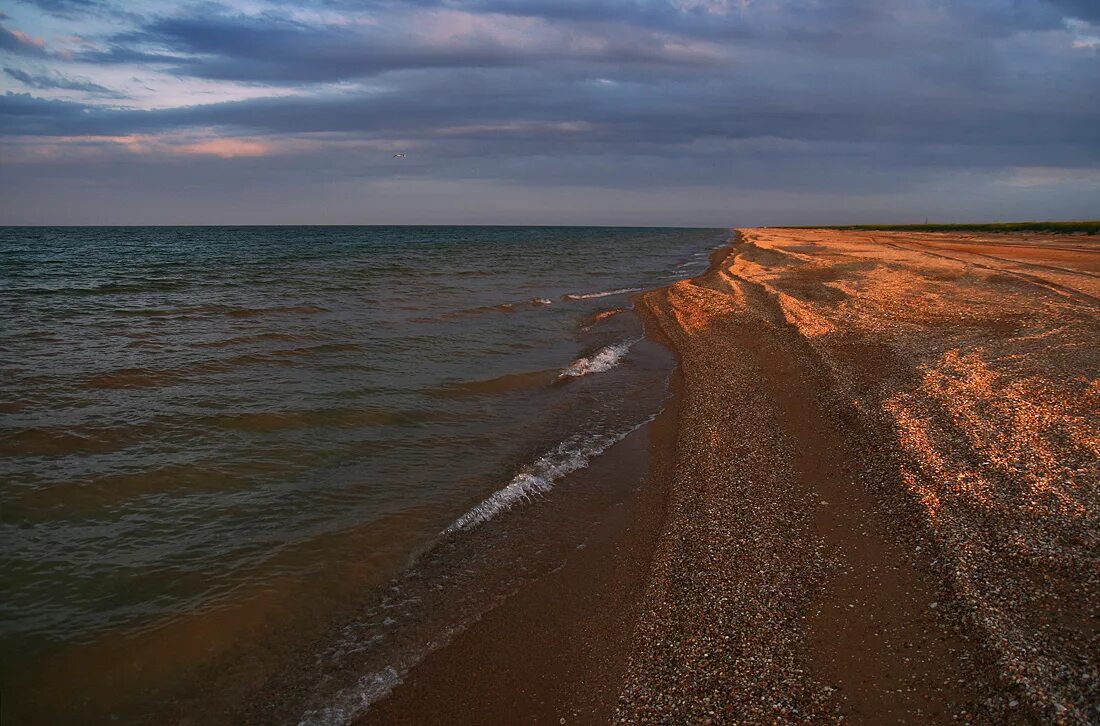 Море лав кучугуры. Закаты на азовском море кучугуры. азовское море кучугуры море. пляж кучугуры азовское море. кучугуры коса.