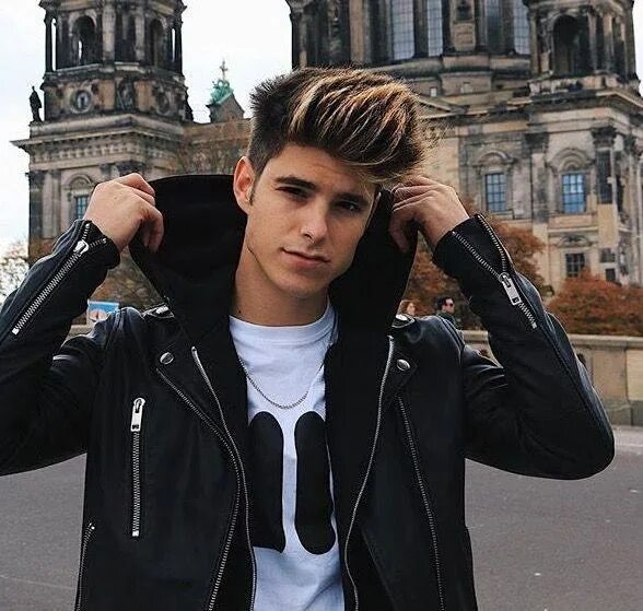 круты 19 18. хоакин корреа футболист стрижка. парень на крыше. красивые мальчики 20 летние. красивые блогире парни.