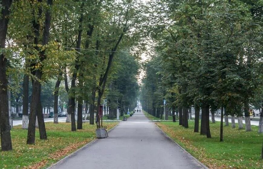 В новгород воскресенский бульвар. Воскресенский бульвар великий новгород. аллеи великого новгорода. аллея воскресенский бульвар великий новгород. сквер культуры великий новгород.