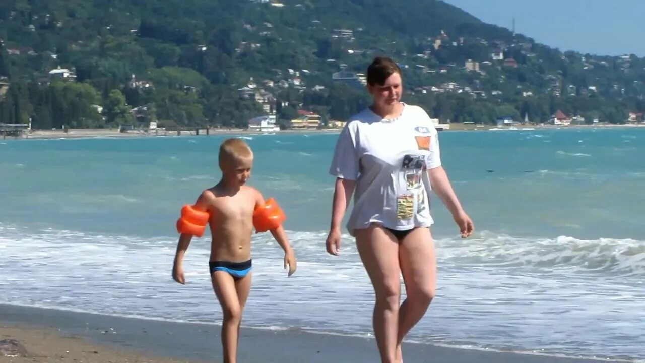 Море и дети Абхазия. Детские пляжи Абхазии. Абхазия пляж дети. Гагра для детей. Пляжи абхазии с детьми