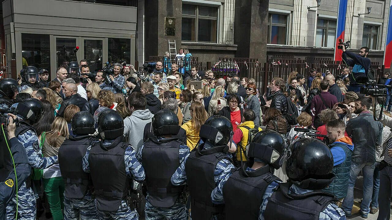Митинг рабочих под манчестером. Митинг. Рабочим мяса митинг. Митинг рабочих под манчестером. Митинг в болгарии.
