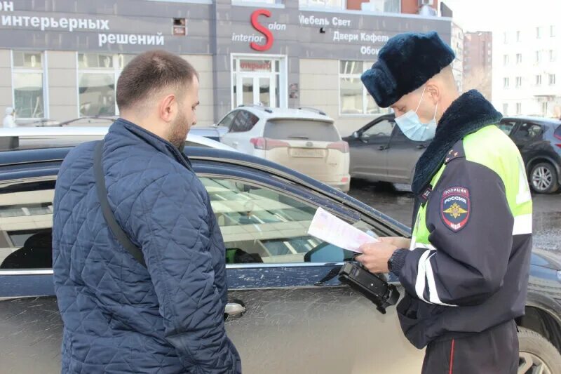 ГИБДД выписывает штраф. ГАИ Новокузнецк сотрудники. Сотрудник ДПС Москва. Сотрудник ДПС выписывает штраф.