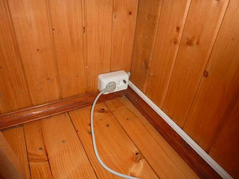 Розетка 380 в кабель канал. Проводка в кабель канале. Электрика в кабель канале. Короба для электропроводки в деревянном доме.