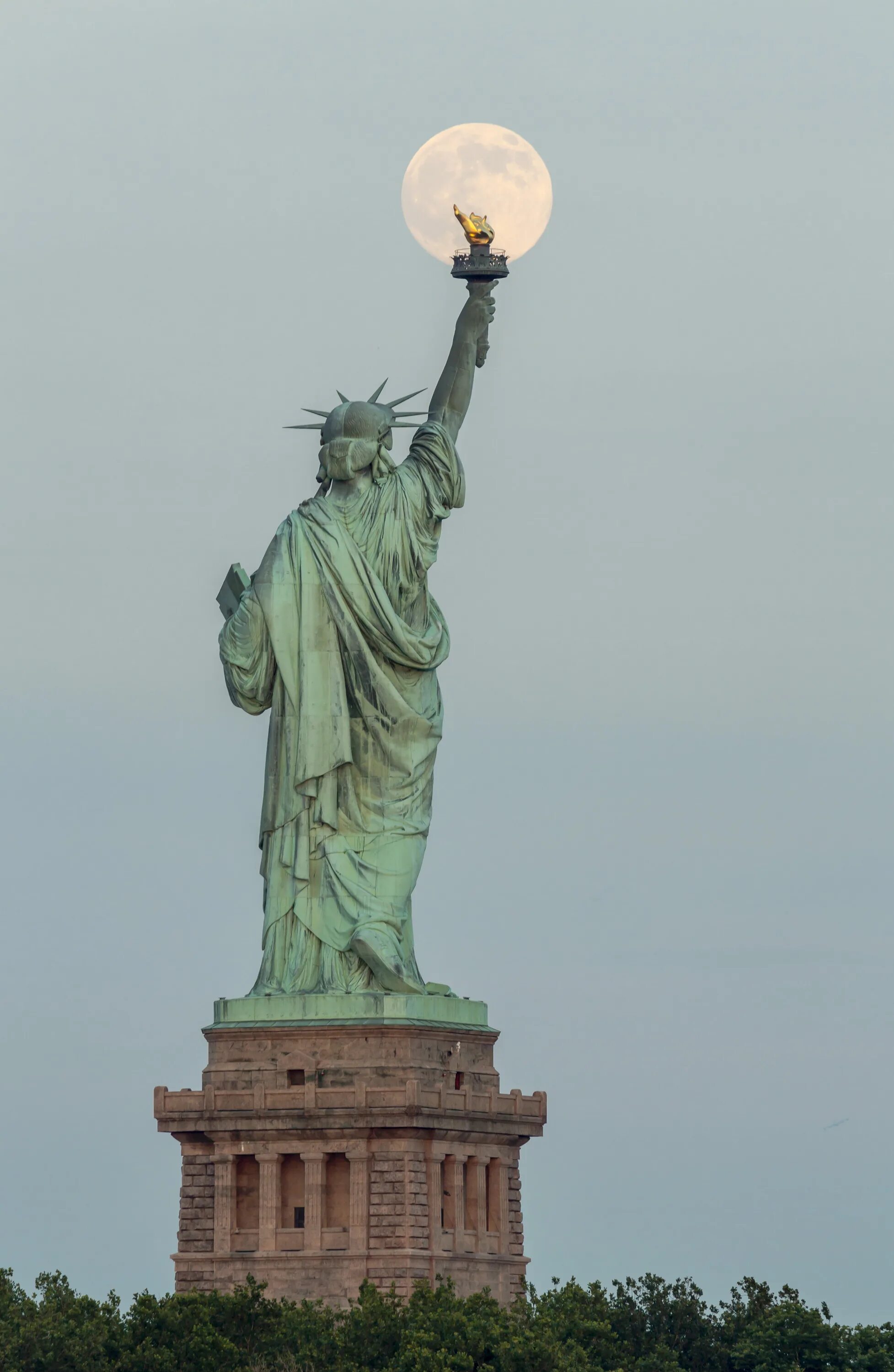 Статуя стран. Статуя свободы Нью-Йорк. Бартольди статуя свободы. Статуя свободы Нью-Йорк Маяк.