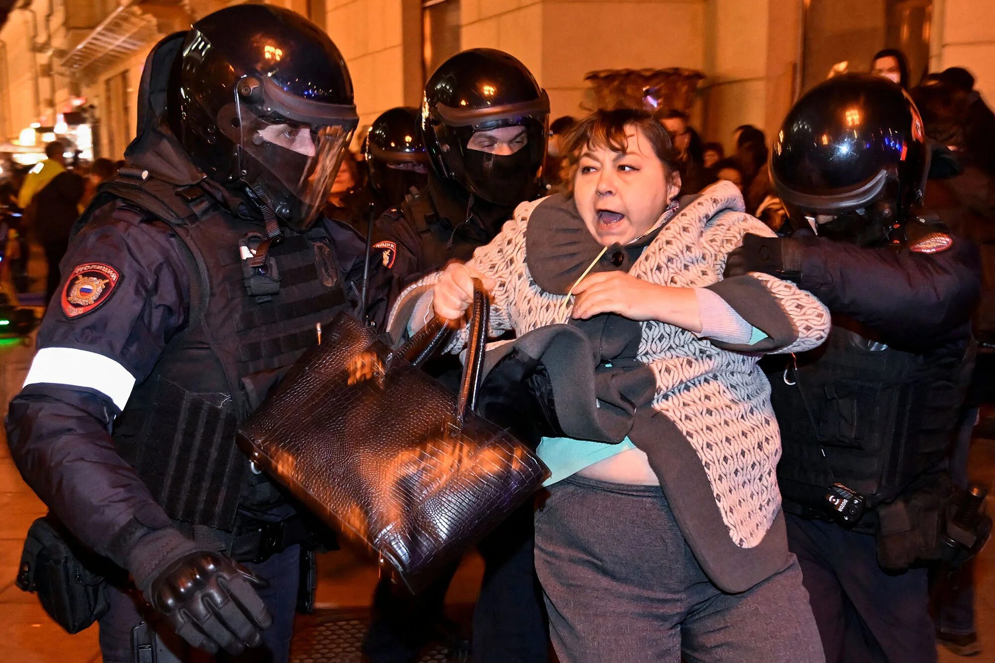 Правда войны 2022. Женщины окружили полицейских. Полиция фото.
