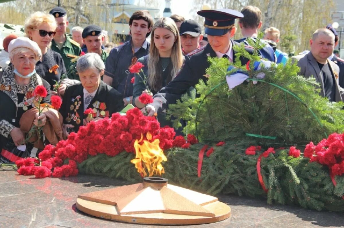 5 мая омск. 9 Мая день Победы возложение цветов. Возложение венков на 9 мая. Ветеран возлагает цветы. Возложение цветов ветераны.