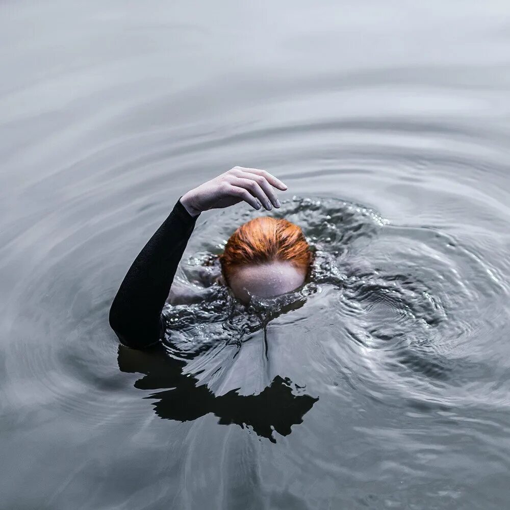 Утонувшие птицы. Вода и человек. Человек выныривает из воды. Человек на поверхности воды. Фотосессия в воде.