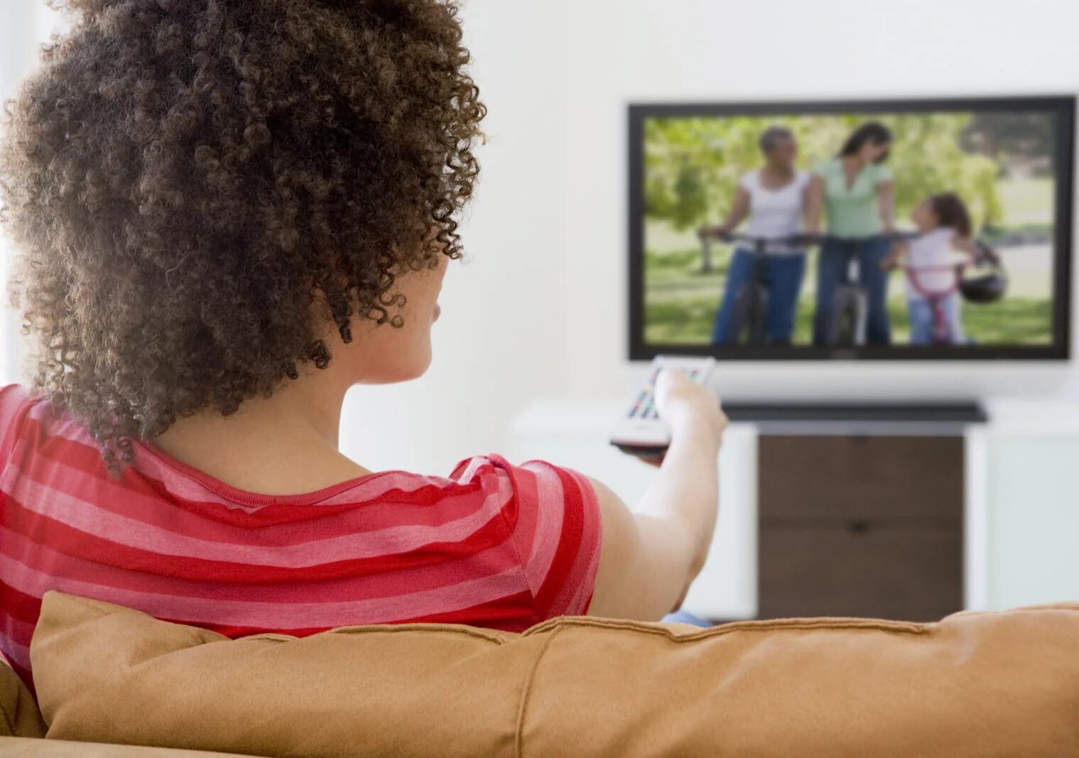 Подростки смотрят телевизор. Подросток перед телевизором. Подросток перед теликом. Женщина с детьми перед телевизором. Подросток смотрит телевизор фото.