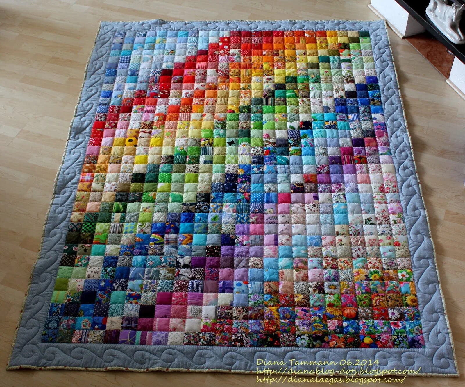 Пэчворк мазайкины лоскутики. Коврики своими руками. Коврик из кусочков ткани. Что можно сделать из маленьких кусочков. Рукоделие из остатков ткани.