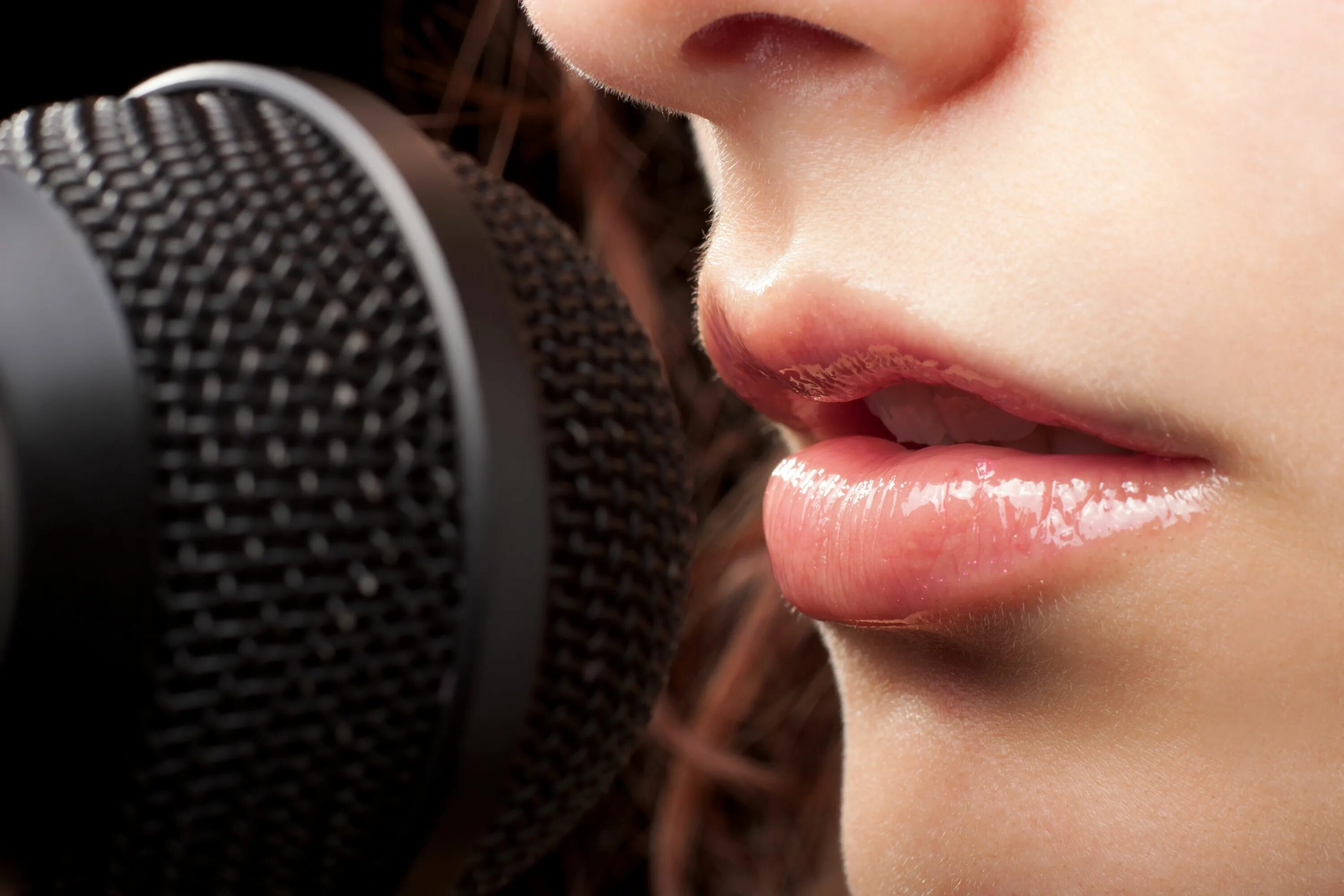 Исполнять губа. Женские губы и микрофон. Микрофон во рту. Облизывает микрофон. Губы поют.