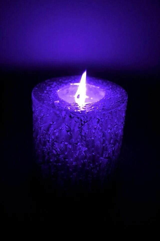 Фиолетовая магия. Фиолетовая свечка. Лиловые свечи. Фиолетовые свечи. Пурпурная свеча.