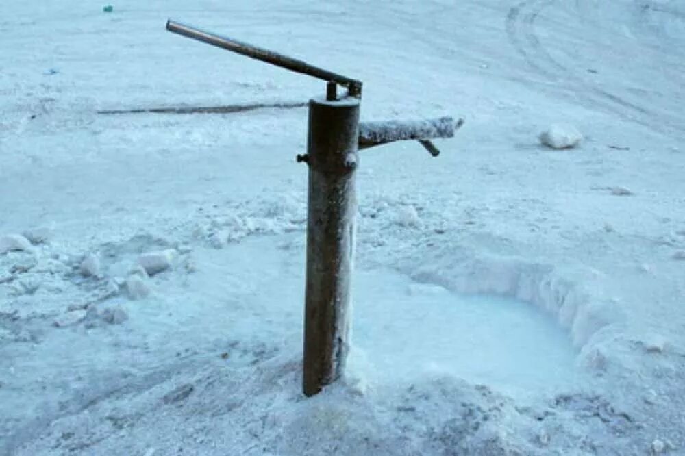 Колонка воды зимой. Зимняя водяная колонка. Колонка для воды уличная. Колонка для воды уличная зимняя.