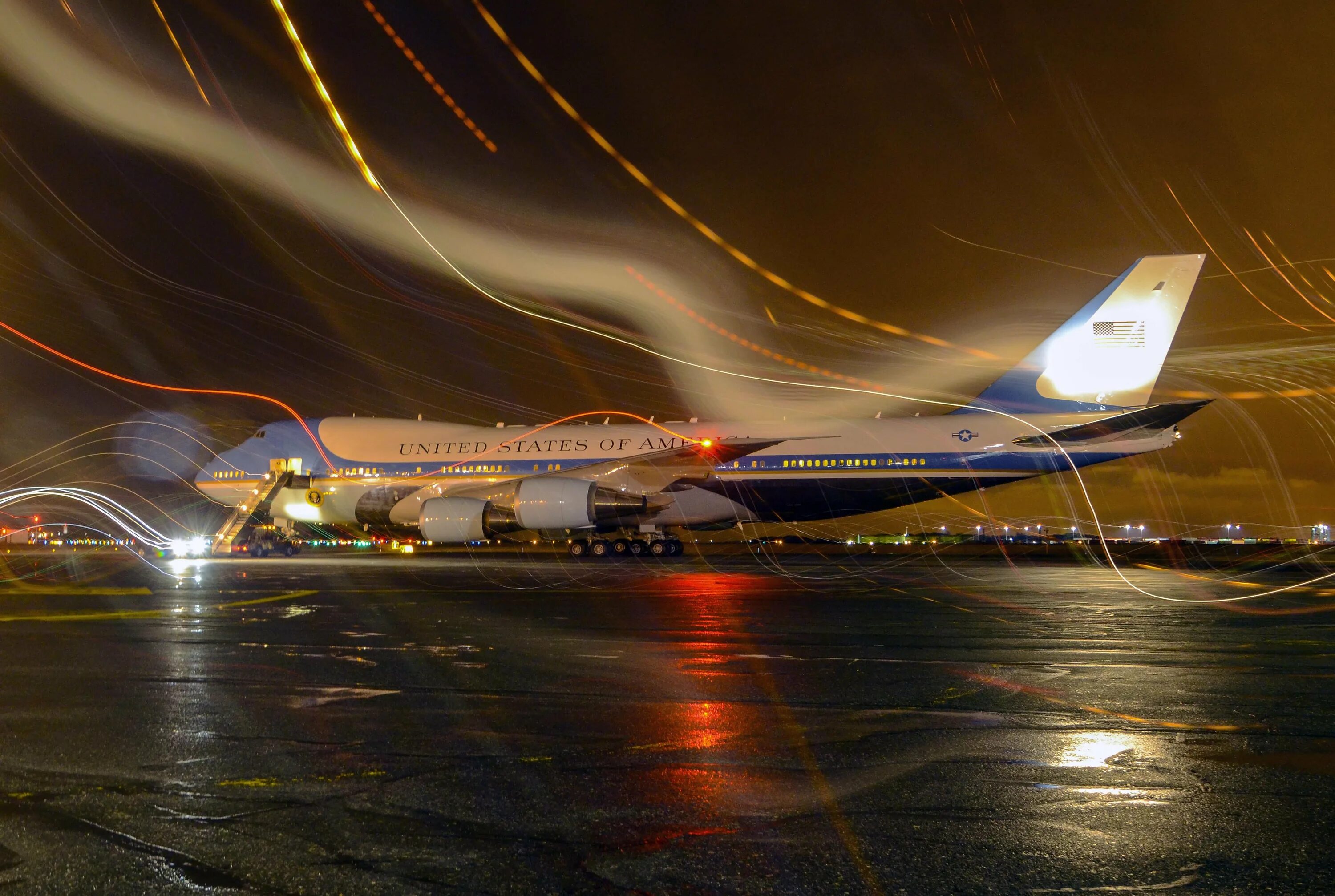 Покажи фотографии самолетов. Боинг 747 в аэропорту. Боинг 747 ночью. Боинг 747 в Сочи ночью. Аэропорт Калининград самолеты Боинг 747.