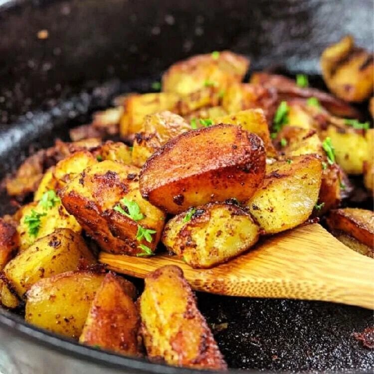 Как вкусно готовить картошку. Жареная картошка. сажать картошку. жареная картошка с корочкой. жареная картошка на сковороде.