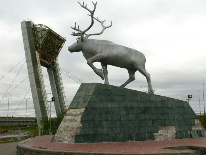 Скульптура Северный олень Салехард. Памятник Северному оленю Салехард. Памятник Северному оленю Воркута. Олень Салехард скульптура. Салехард животный