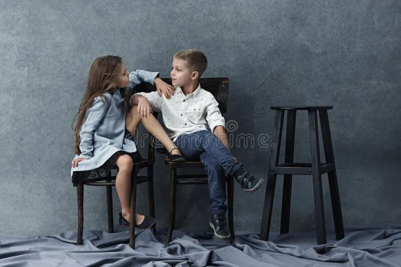 Девочка сидит на мальчике в нижнем белье. Мальчик и девушка hump. Девочки сидят на скамейке на физкультуре. Фирма kucak kids. The boy is sitting the girl.