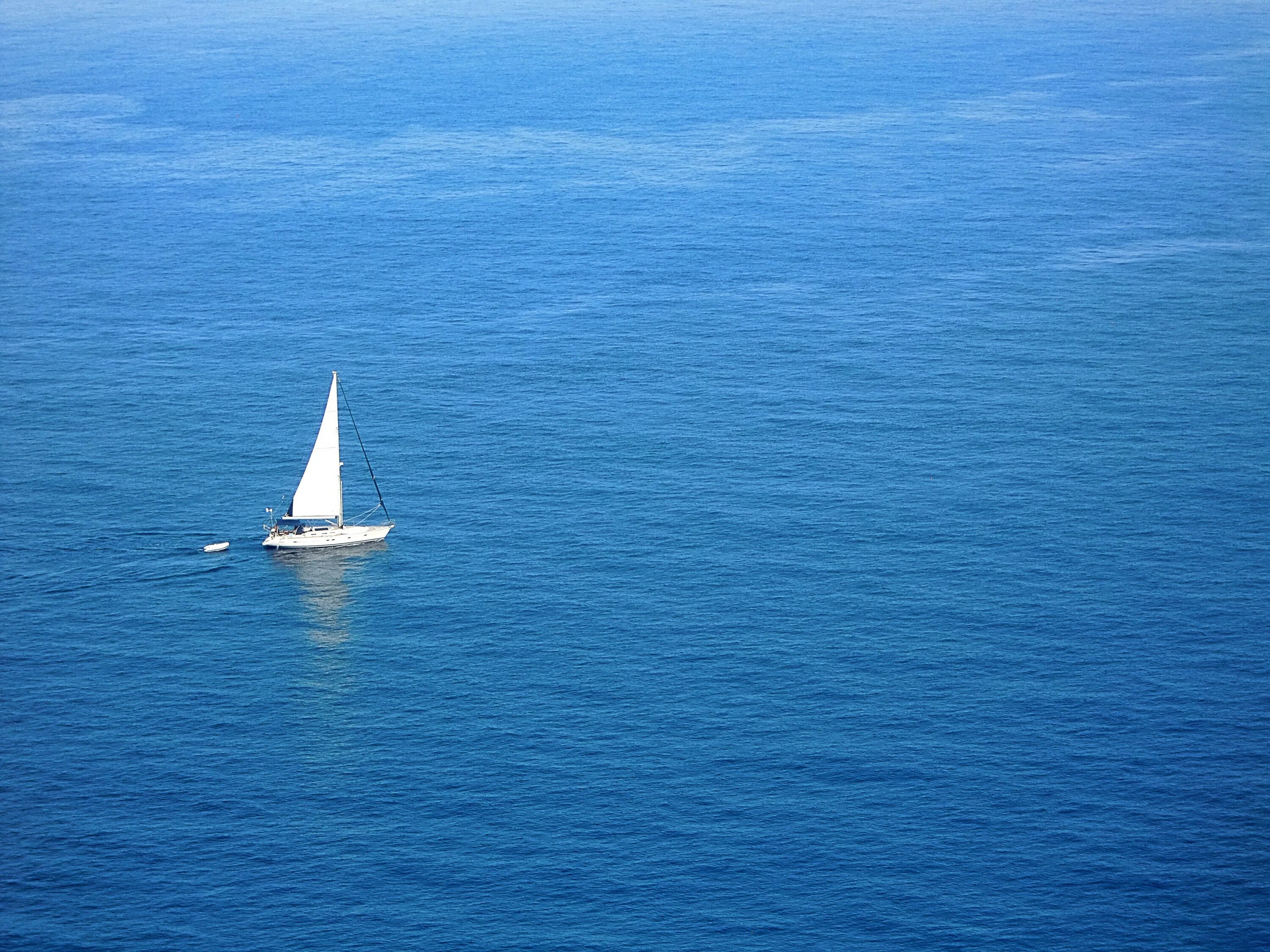 Парусник в море. Яхта в океане. Маленький корабль в море. Кораблик в море.