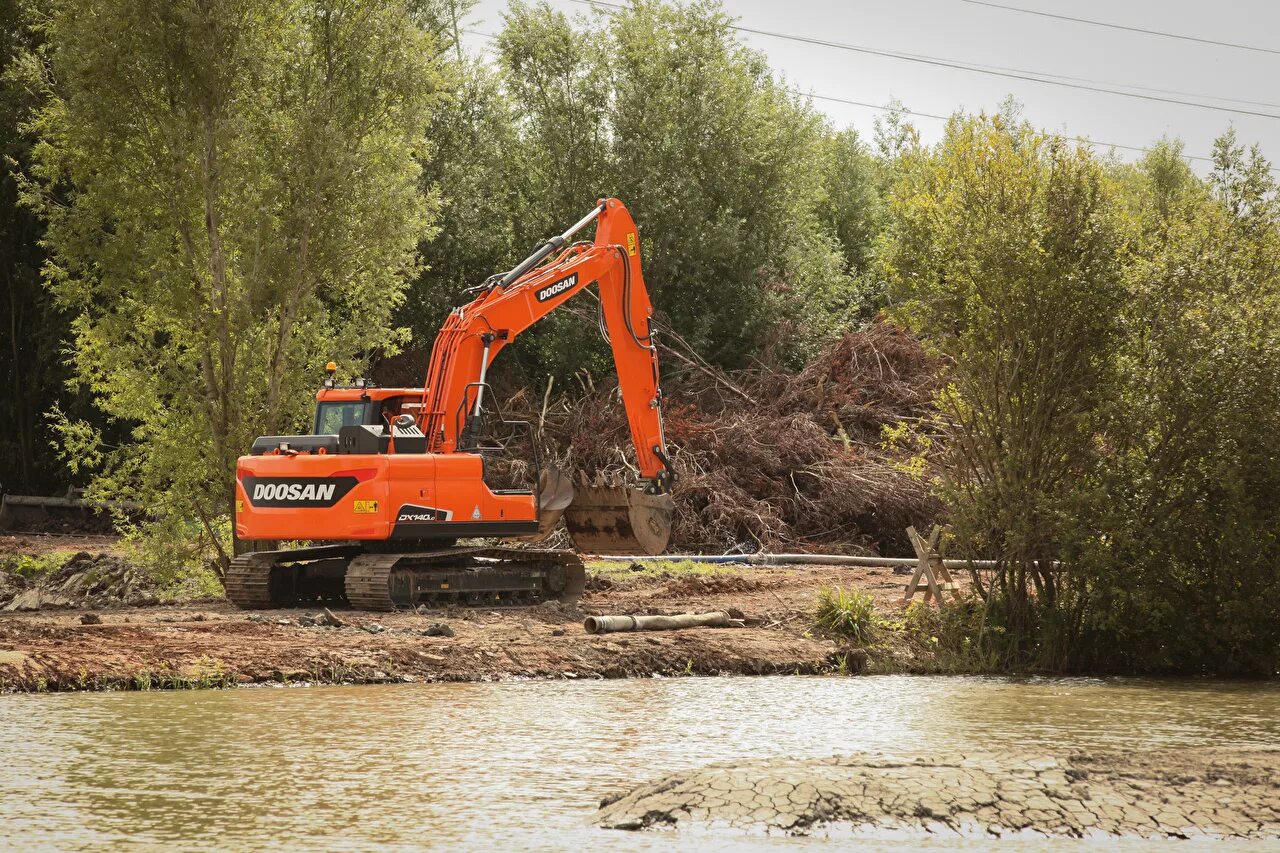 Экскаватор рипа. Doosan dx140lc. Гусеничный экскаватор Doosan dx140lc. Doosan 140 гусеничный. Doosan экскаватор гусеничный DX 140.