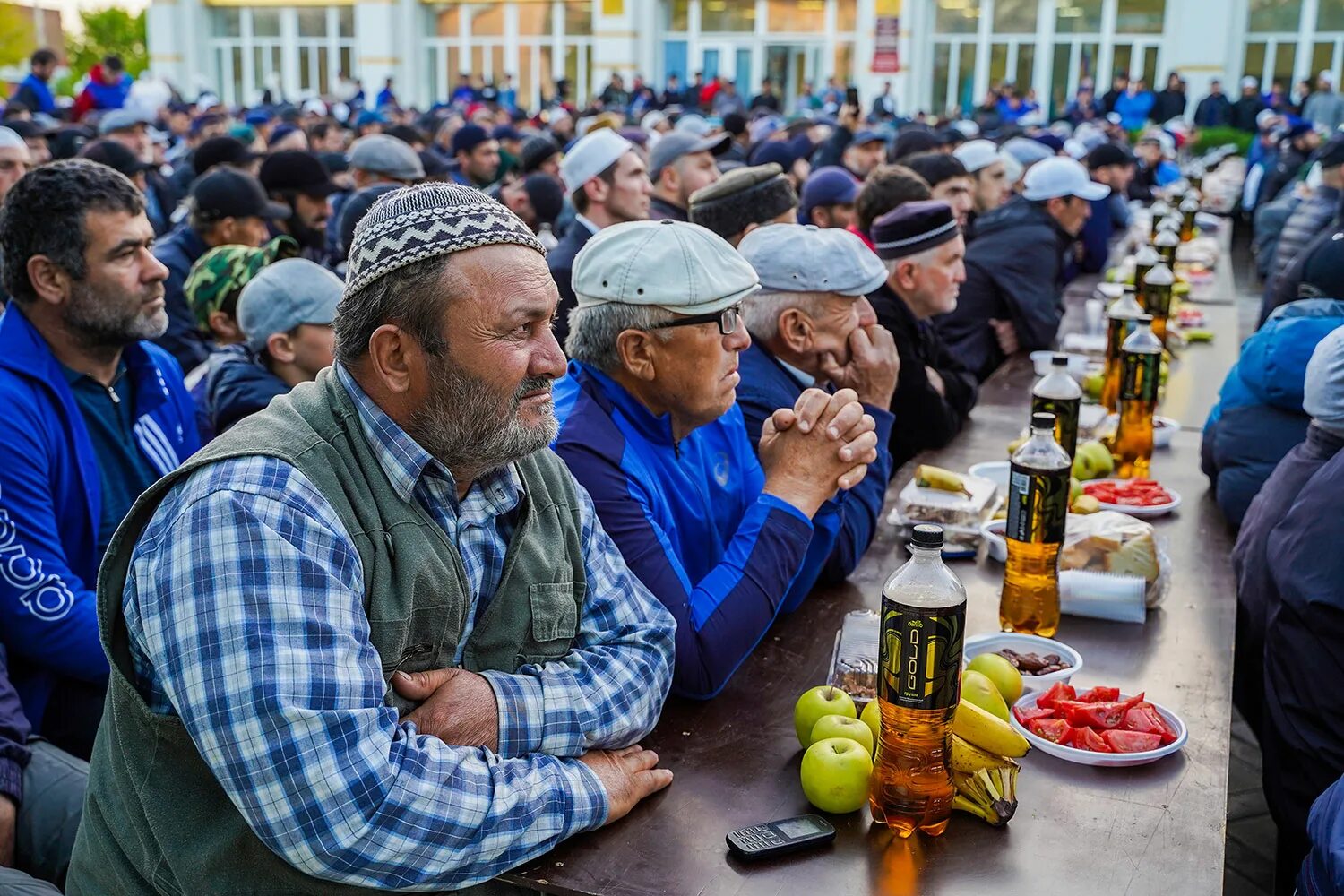 Что такое разговение в рамадан. Ифтар Шейх Назим. Джума мечеть ифтар Махачкала. Ифтар в Дербенте.