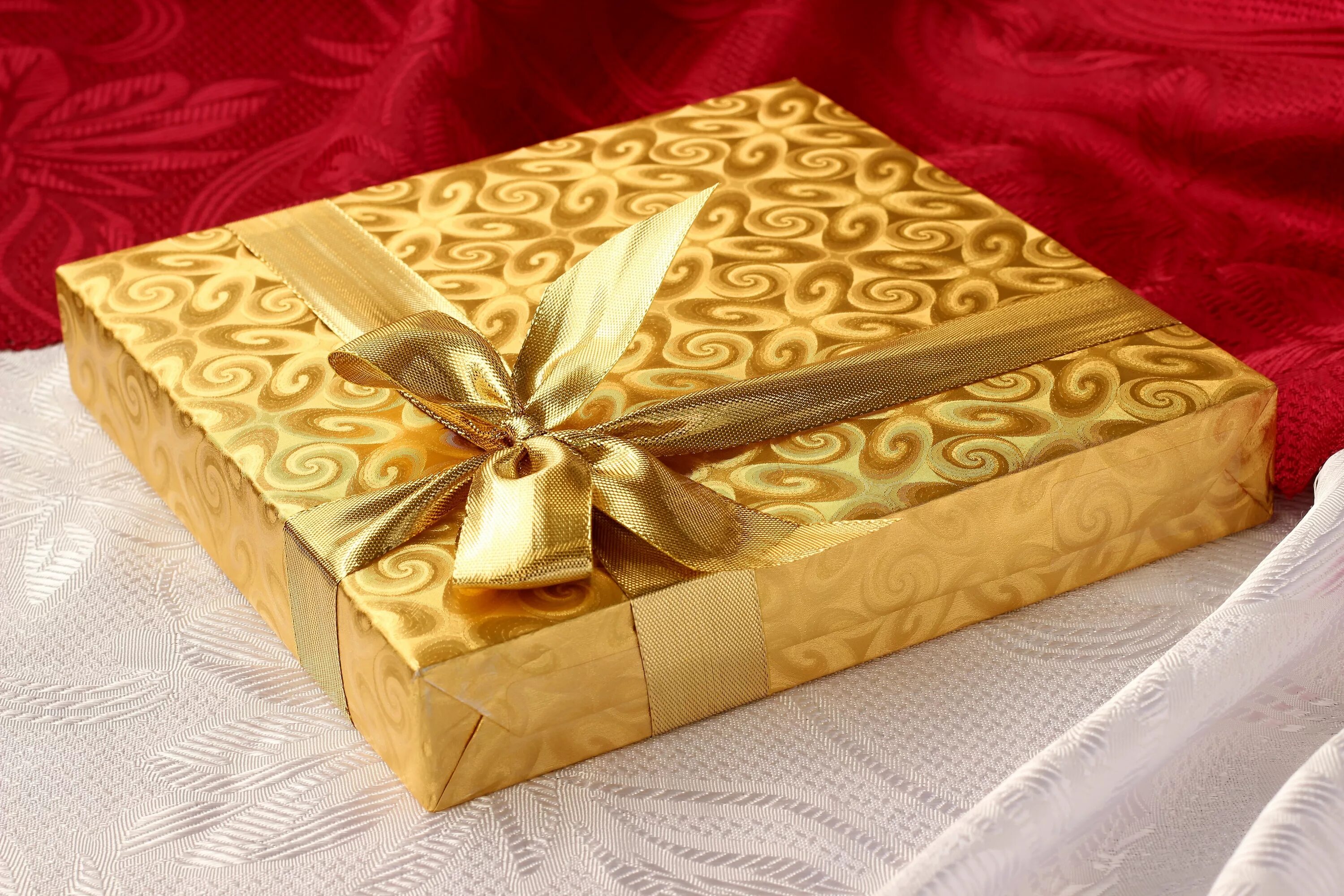 Сувенирное золото. Подарочная коробка. Коробка для подарка. Оформление подарочной коробочки. Золотая подарочная коробка.