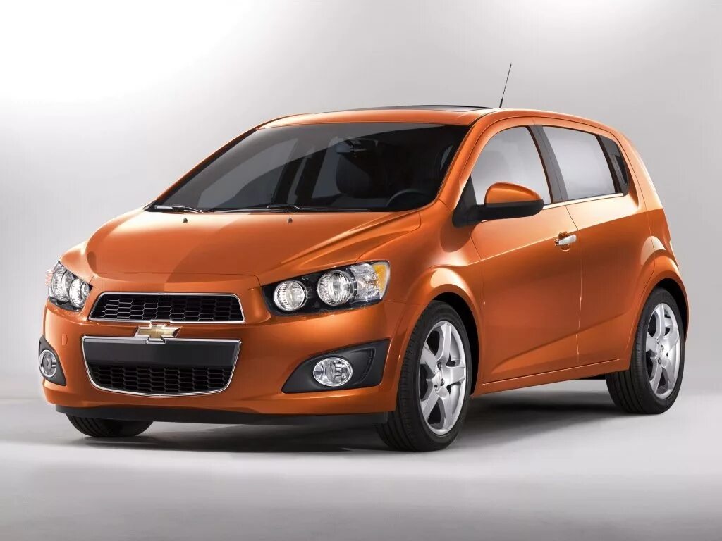 Автомобиль шевроле хэтчбек. Chevrolet Aveo. Chevrolet Sonic 2021. Chevrolet Aveo хэтчбек. Шевроле Авео хэтчбек 2011.