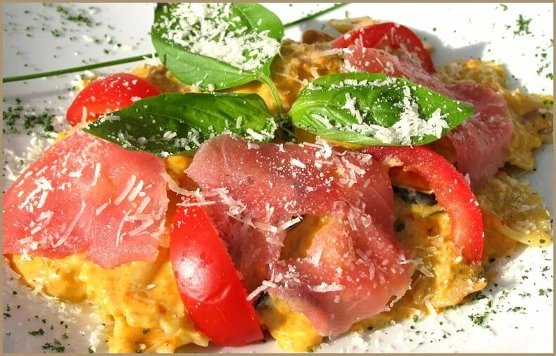 Тунец помидор сыр. Тунец в томате. тунец с томатами и базиликом. паста с тунцом, помидорами и сыром. паста с тунцом и помидорами.