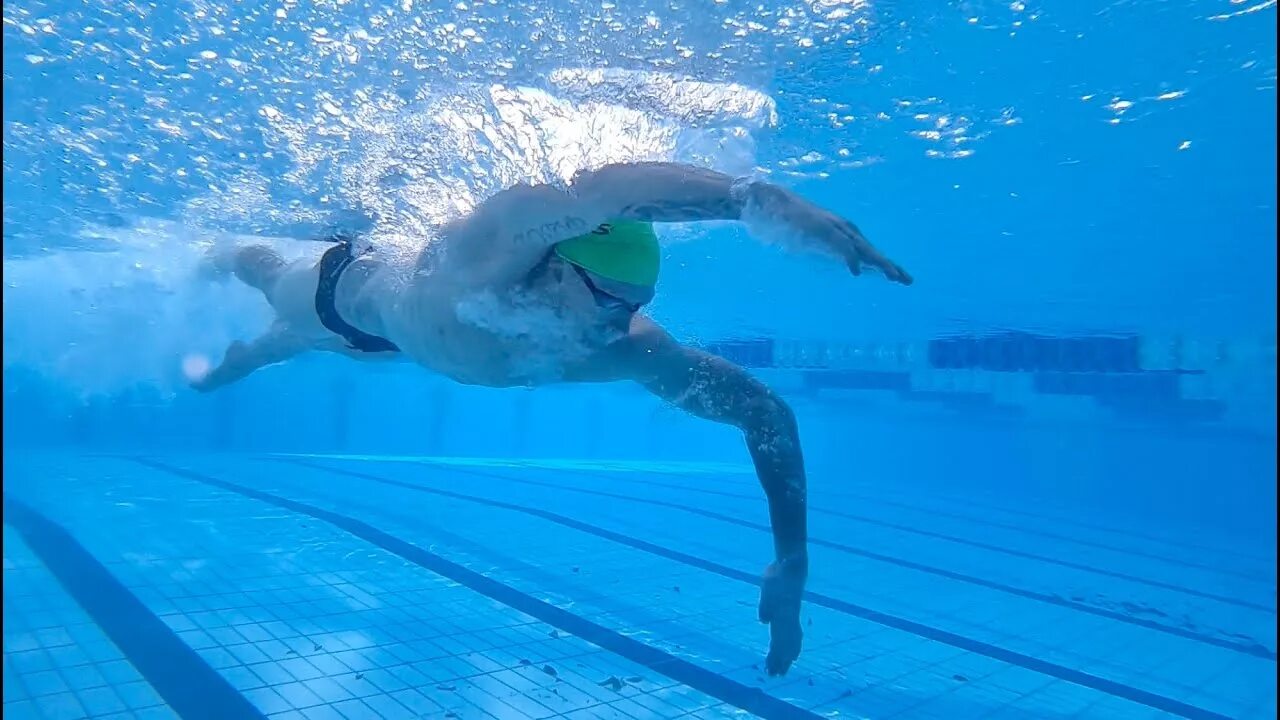 He swims very well. Кроль под водой. Баттерфляй под водой. Стиль плавания фристайл. Баттерфляй замедленная съемка.