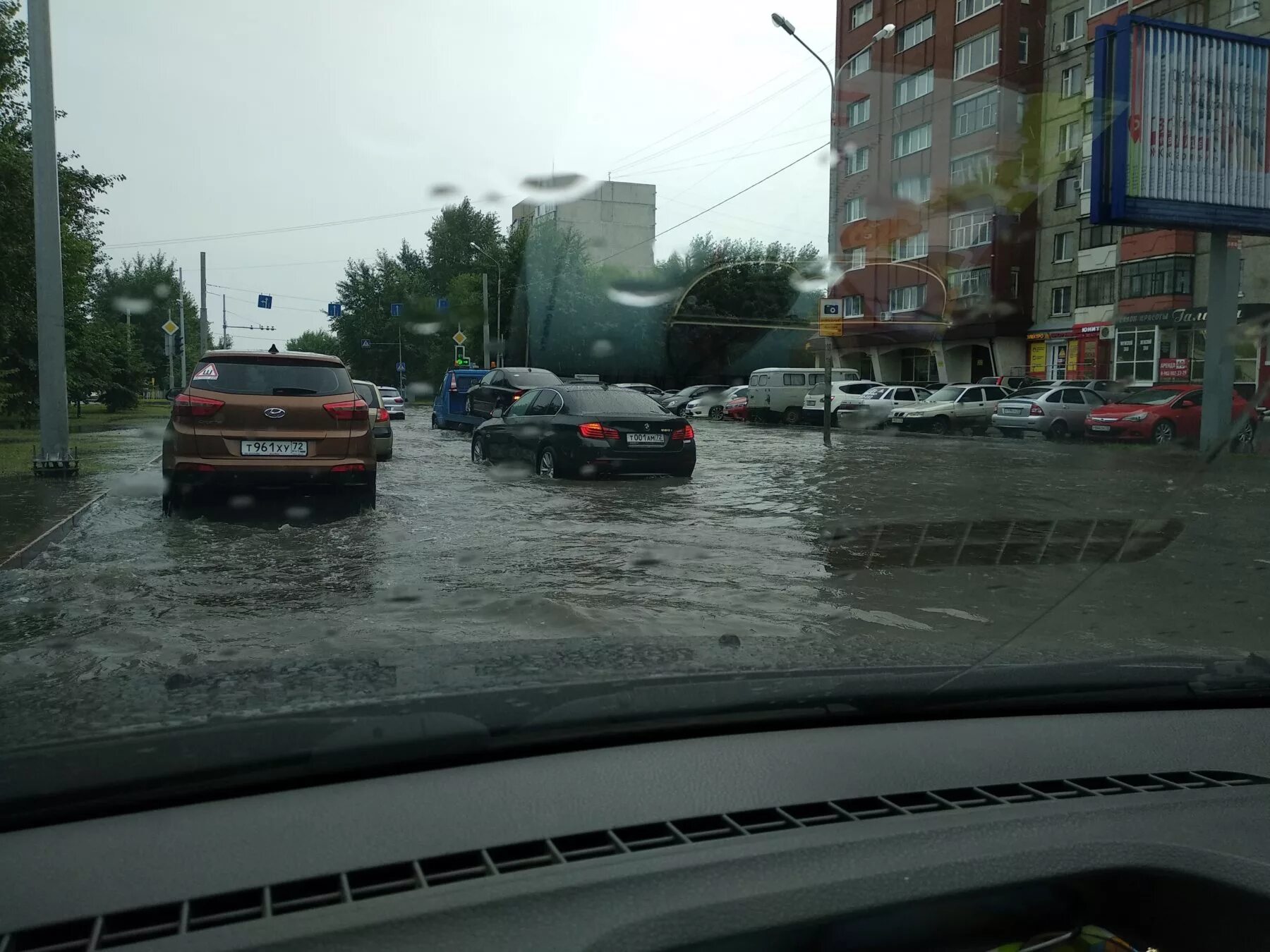 Потоп в тюмени. Тюмень дождь. Дождливая Тюмень. Ливень в Тюмени 19 июля. Ливень в Тюмени 2013.