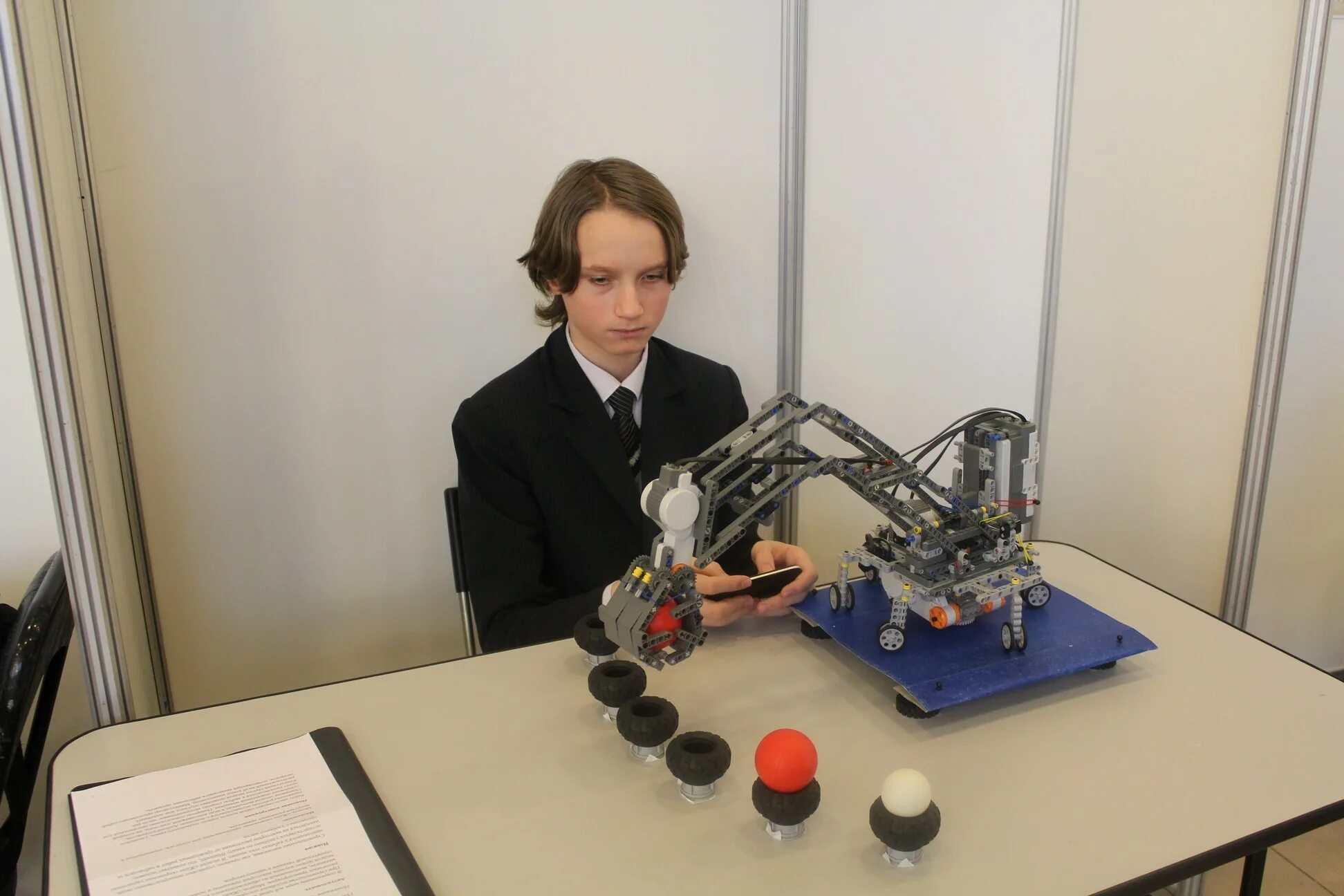 кубики для робототехники. робототехника для аутистов. робот кубик. робототехника в детском саду.