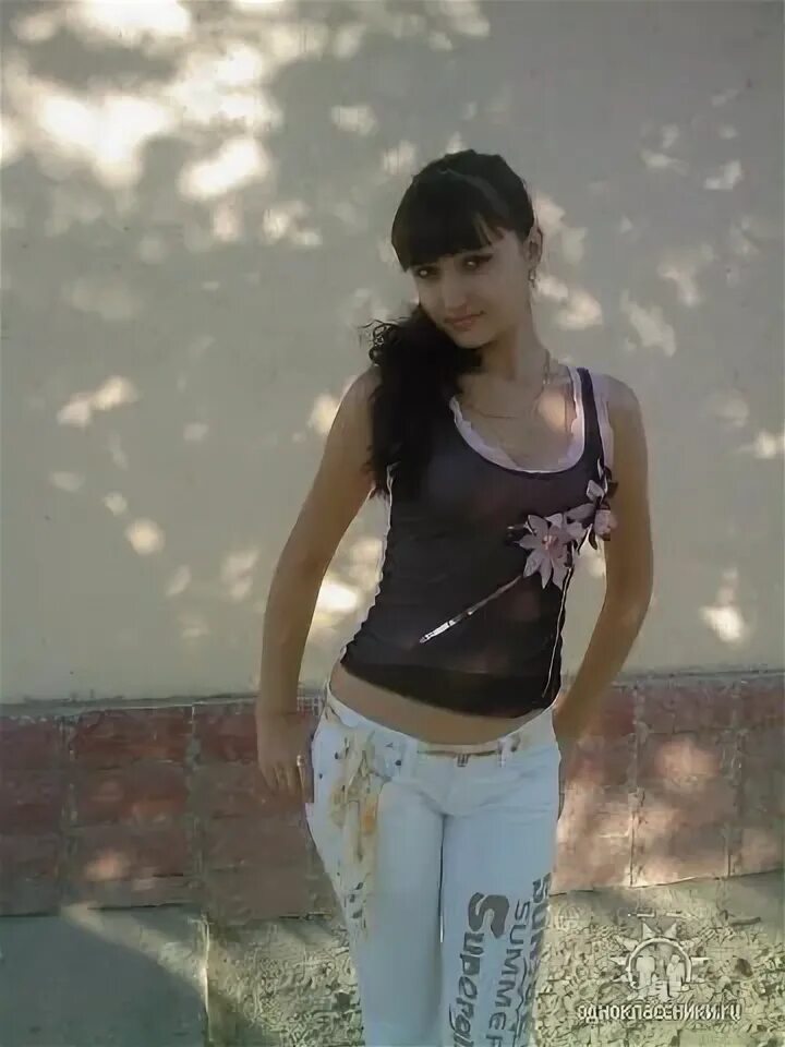 Зимняя фотосессия у елки. Лесная девушка. Кто такие девушек ели. Кто такие девушек ели. Девушка в ветках ели.