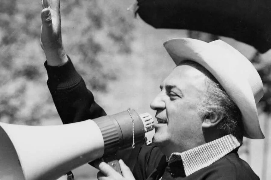 Выход деда мороза федерико феллини. Выход деда мороза федерико феллини. Полотна федерико феллини. Мишка федерико феллини. Федерико феллини художник.