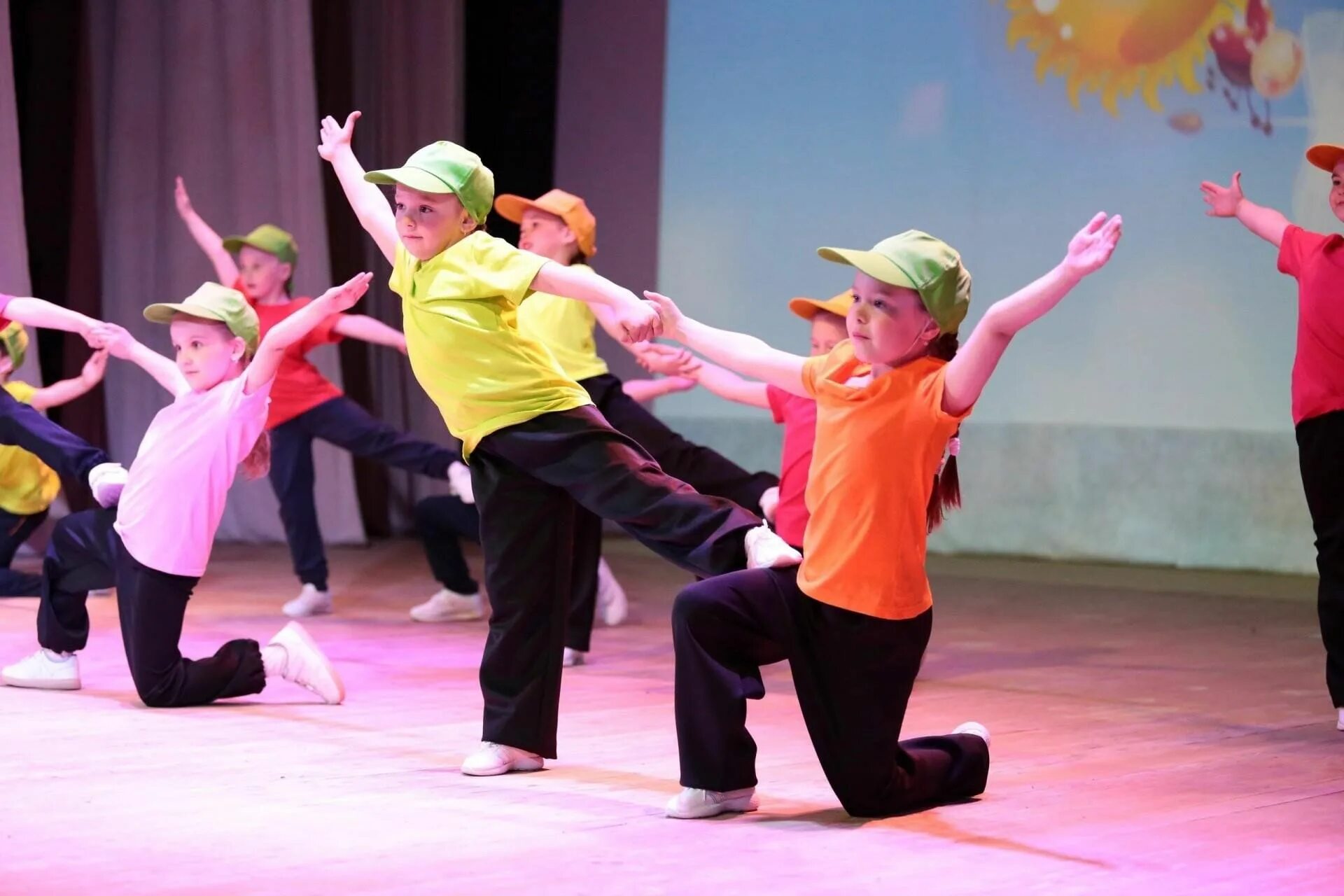 Калейдоскоп танца. Калейдоскоп танца. Ансамбль калейдоскоп хореографическая школа. Танцевальный калейдоскоп. Калейдоскоп танца.