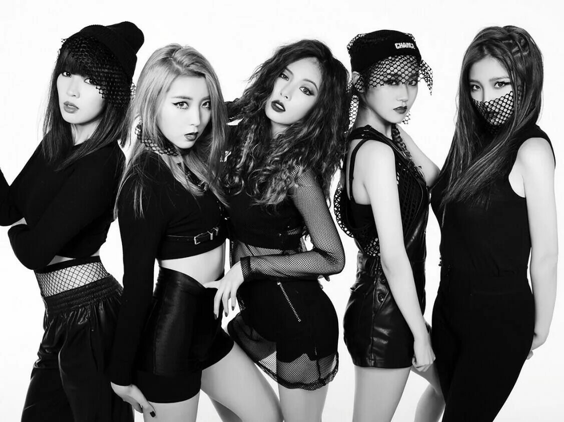 4minute собачками. Группа 4minute. Хена кпоп. Minute girls. Корейская группа 4 minute.
